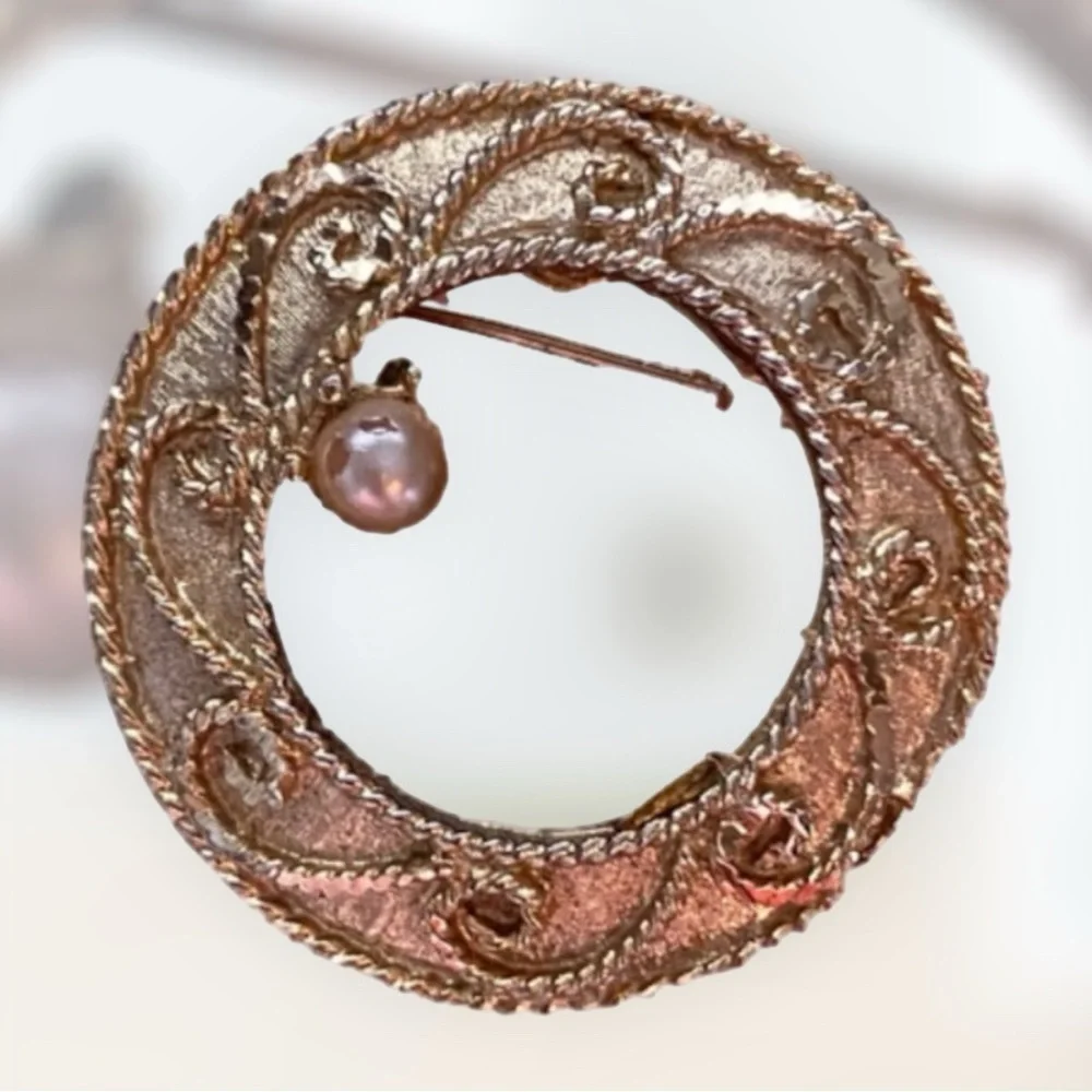 Vintage Mamselle Gold Etched Open circle pearl brooch 1”